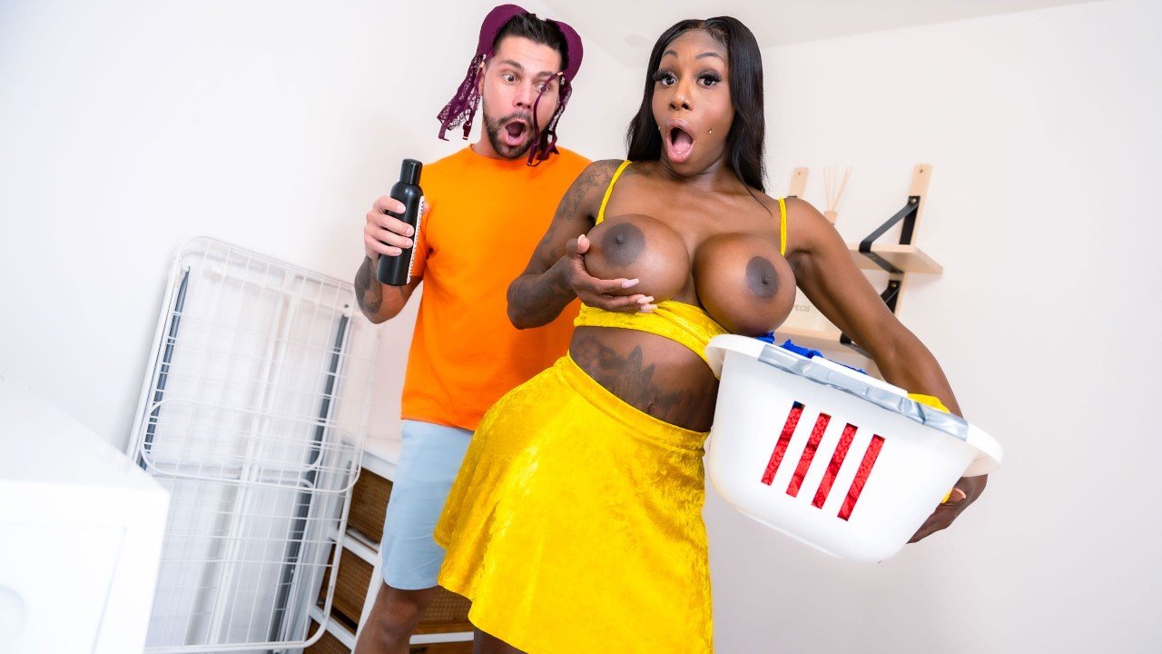 Ebony Mystique se fait baiser dans la buanderie par Angelo Godshack